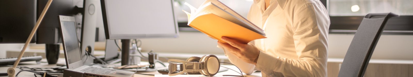 Mann arbeitet am Laptop Mann arbeitet am Laptop